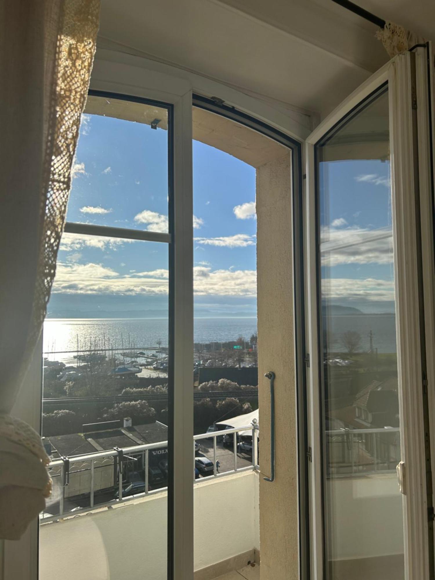 La Maison Bleue A 2 Pas Du Lac Du Neuchatel Hauterive  Экстерьер фото